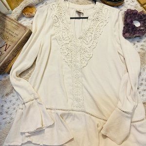 ✌🏻SOLD✌🏻Flowy & Lacey Shirt